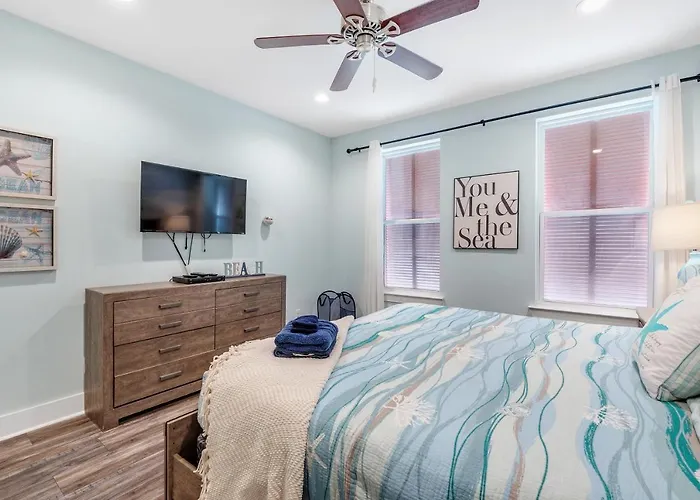 Holiday home Prime True Blue Walk To Pool Pets Near The Hangout Parking
